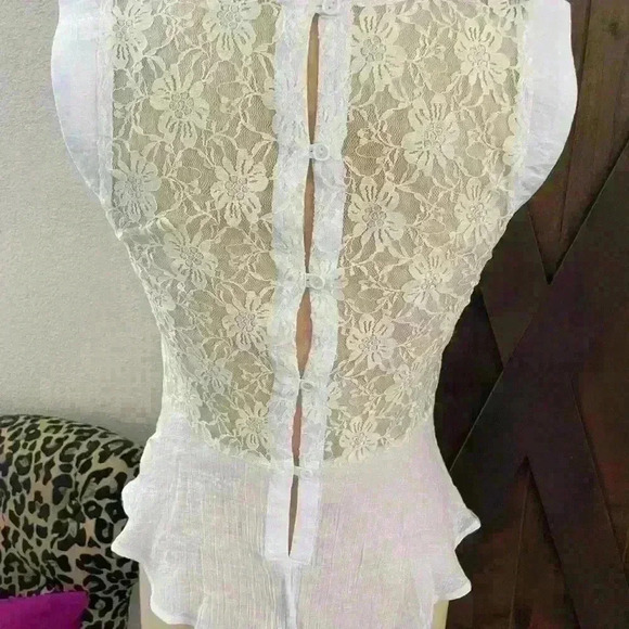 C’estT01, Size Medium White Lace and Cotton Sleeveless top - Picture 2 of 6